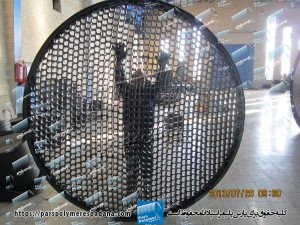 IMG 0745 | پارس پلیمر اسپادانا صفحه گریتینگ پلی اتیلن(PE) یک راهکار کاربردی برای ایجاد کف‌پوش شبکه‌ای ایمن است؛ سطحی که ضمن کاهش لغزندگی، امکان عبور کنترل‌شده سیال یا آب را فراهم می‌کند. این محصول در محیط‌های صنعتی و تأسیساتی به ویژه در مسیرهای نزدیک به کانال‌ها، نقاط تجمع رطوبت و نواحی نیازمند زهکشی مورد استفاده قرار می‌گیرد. برای رسیدن به عملکرد پایدار، انتخاب صحیح بر اساس نوع تردد و شرایط محیطی، طراحی مناسب شبکه و تراز بودن زیرسازه، همراه با برنامه نگهداری دوره‌ای (پاکسازی و بررسی اتصالات) اهمیت زیادی دارد. همچنین در پروژه‌های اجرایی، توجه به استانداردها، مدارک کیفیت و انطباق تأمین، ریسک خرابی‌های زودهنگام را کاهش می‌دهد.